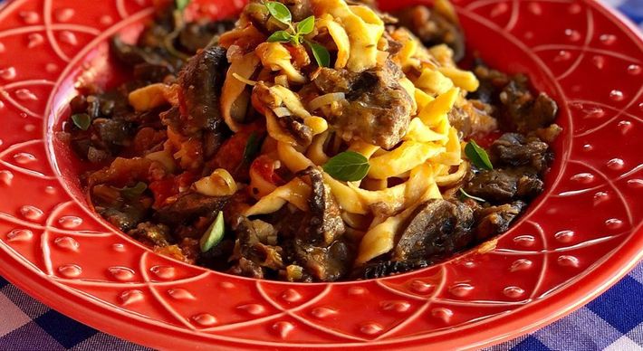 Receitas com diferentes tipos de macarrão, como penne, caramelli, pappardelle e capeletti, estão entre as opções para comer fora ou pedir em casa