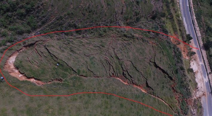 ES 177, entre Jerônimo Monteiro e Muqui, foi interditada em 2018 por deslizamentos de terra e pedras. Desvio foi aberto nos arredores da rodovia, por pessoas da região
