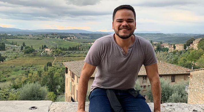 Estreante Lucas Rocha narra final feliz apesar da doença e teve seu livro 'Você Tem a Vida Inteira' lançado em inglês