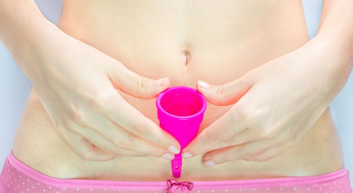 Apesar de o 'copinho' de silicone trazer uma série de benefícios, o tabu sobre a menstruação ainda gera impedimentos sobre o uso do produto. Ouvimos especialistas e quem já aderiu ao coletor para falar sobre suas vantagens