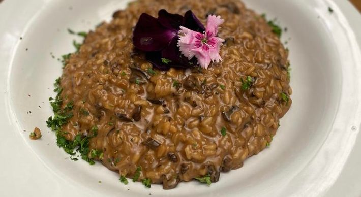 A chef Maria Lindoso, do Wine Garden, ensina a preparar uma de suas especialidades na casa, o risoto de cogumelos italianos secos