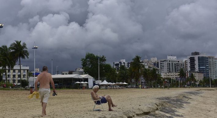 Até a próxima segunda-feira (26), são esperados até 100 milímetros de chuva na Capital sendo que a média histórica para o mês é 122,7 mm, segundo o Instituto Climatempo. Outras regiões do Estado também devem receber chuvas intensas