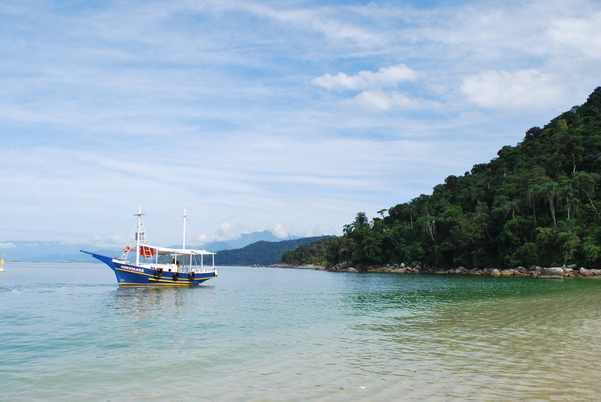 As Ilhas de ANgra dos Reis encantam quem faz passeios de barcos . Crédito: Pixabay