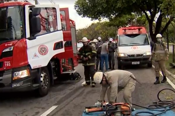 Motorista perdeu o controle do veículo e atingiu uma poste no canteiro central por Reprodução/TV Gazeta