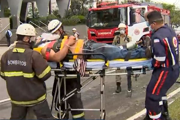 Motorista perdeu o controle do veículo e atingiu uma poste no canteiro central por Reprodução/TV Gazeta