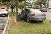 Motorista perdeu o controle do veículo e atingiu uma poste no canteiro central(Reprodução/TV Gazeta)