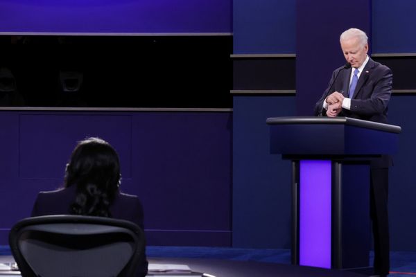 O candidato democrata à presidência, Joe Biden, verifica seu relógio durante o debate presidencial final