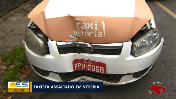 Táxi ficou com a frente destruída em batida durante assalto em Vitória