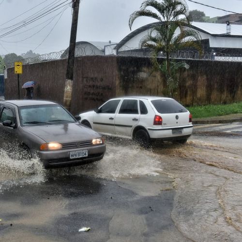 Ruas de Cariacica, Vitória, Viana e Serra ficaram com trechos alagados após pancada de chuva no meio da tarde. Previsão é que chova até 150 mm nas próximas 24 horas