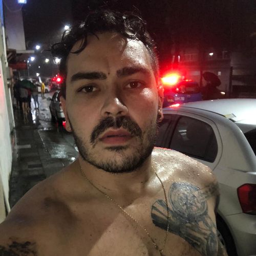 Um menino de seis anos ficou com a cabeça e o peito coberto por lama e escombros. Um autônomo que é vizinho da vítima e um policial conseguiram cavar um buraco para que o menino pudesse respirar