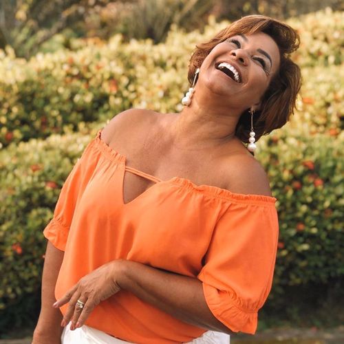 Atriz de 63, que interpretou personagens como 'Dona Jura', fica no Rio de Janeiro, enquanto marido e filho foram para Pernambuco