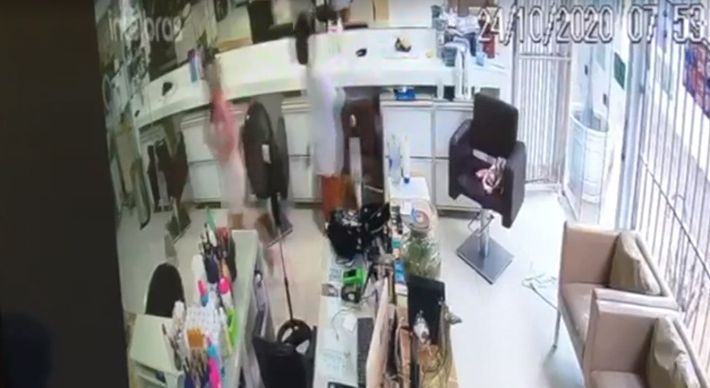 Com uma arma, ele rendeu clientes do salão de beleza na Praia do Suá e levou também celulares, relógios e dinheiro