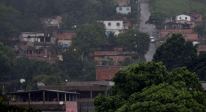 Vitória e Viana tiveram imóveis interditados pela Defesa Civil. Outros três municípios registram mais de 100 milímetros de chuva nas últimas 24 horas