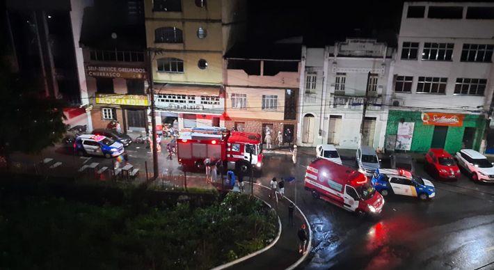 Imóveis ficam em local onde pedra rolou e houve deslizamento de terra na Rua Barão de Monjardim, no Centro. A criança socorrida passa bem, segundo a Defesa Civil Estadual. Nenhum outro morador ficou ferido.