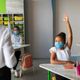Alunos usam máscara em sala de aula devido à Covid-19