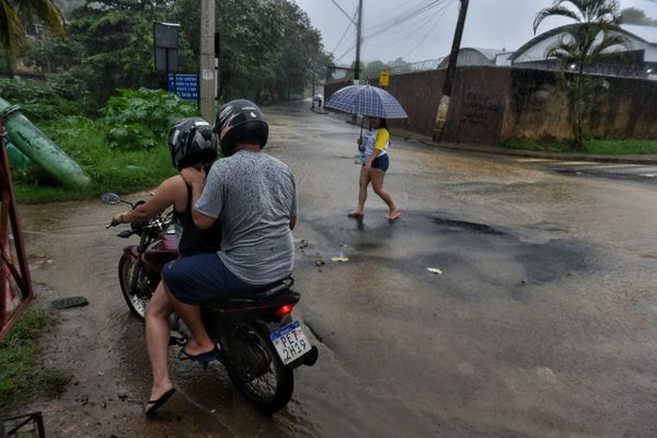 Alagamento em cruzamento no bairro Industrial, em Viana por Fernando Madeira