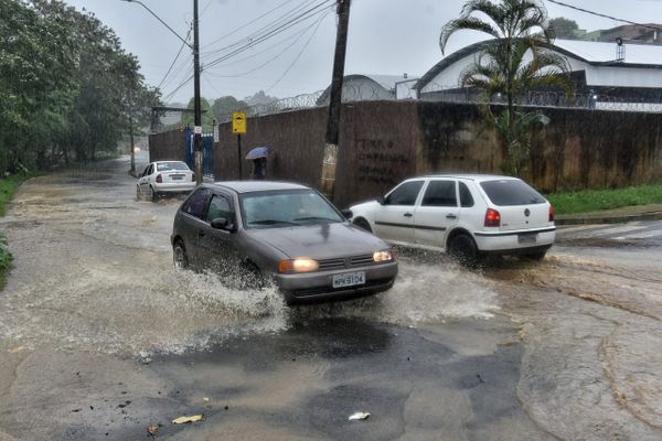 Chuva deixou cruzamento alagado no bairro Industrial, em Viana