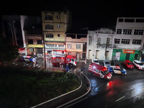 Deslizamento atingiu um prédio no final da rua Barão de Monjardim, em Vitória