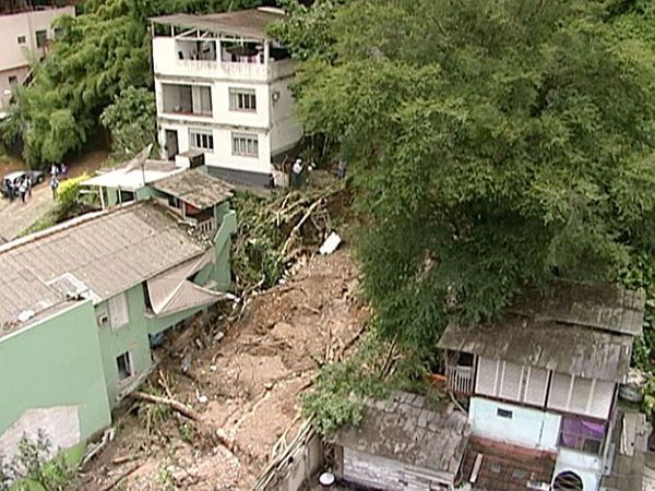 Deslizamento na Barão de Monjardim, em 2013, destruiu um restaurante