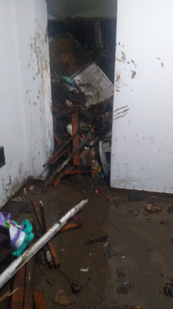 Lama que desceu do morro ficou espalhada pelo apartamento