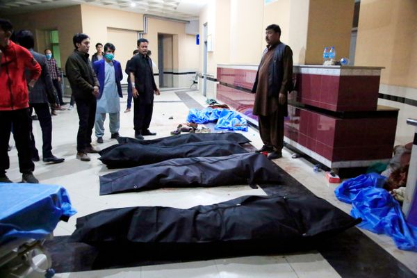 Mortos são vistos no piso do hospital após ataque suicida em Cabul, Afeganistão, neste sábado, 24 de outubro de 2020