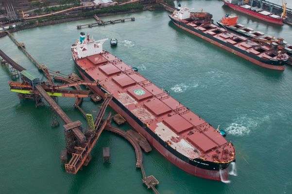 Porto de Tubarão recebendo a embarcação Rio de Janeiro, uma das maiores classes de navios mineraleiros do mundo.