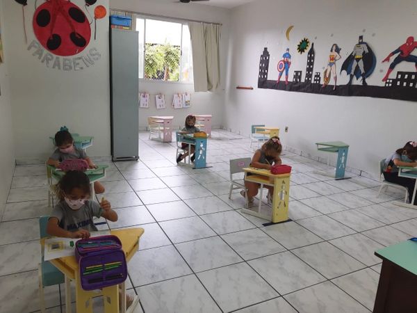 Sala de aula com distanciamento, no Maxime Centro Educacional