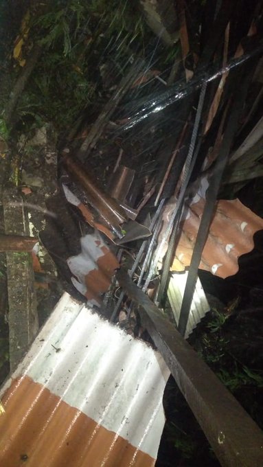 Terra, pedras e galhos desceram o morro e atingiram a casa por Corpo de Bombeiros