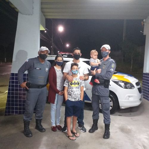 Família reencontra policiais que ajudaram a salvar bebê que engasgou na Serra