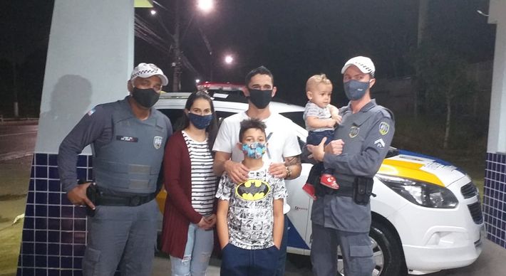 Pai levou o filho Pyetro ao Posto Policial de Manguinhos, em busca de ajuda. Criança parou de respirar após se engasgar com brinquedo