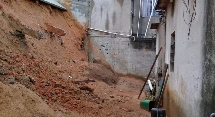 Quatro pessoas estão desalojadas no município, segundo a Defesa Civil estadual. Outras sete tiveram que deixar suas casas em Vitória por conta de estragos provocados pela chuva