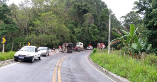 Carreta carregada de granito tombou em curva. Crédito: Corpo de Bombeiros
