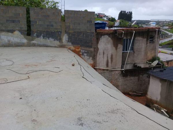 Rompimento da pavimentação no Bairro Caxias do Sul, risco iminente sobre moradia