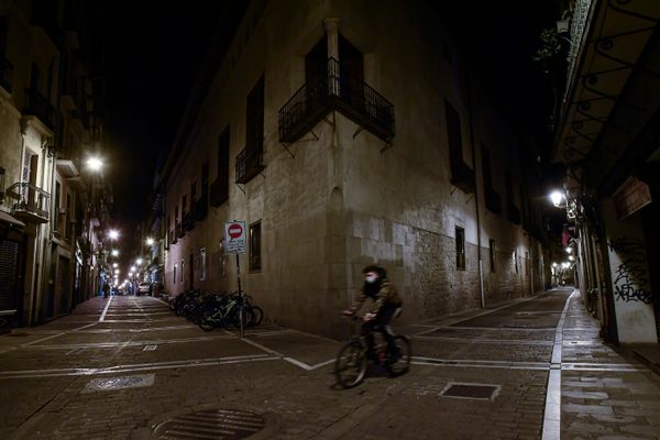 Ruas de Pamplona são vistas esvaziadas na noite deste sábado (24), depois que novas medidas contra o avanço da segunda onda da covid-19 foram tomadas na província de Navarra, na Espanha
