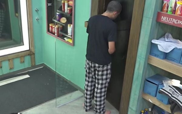  Lucas Selfie urina em porta na sede de 'A Fazenda 12'