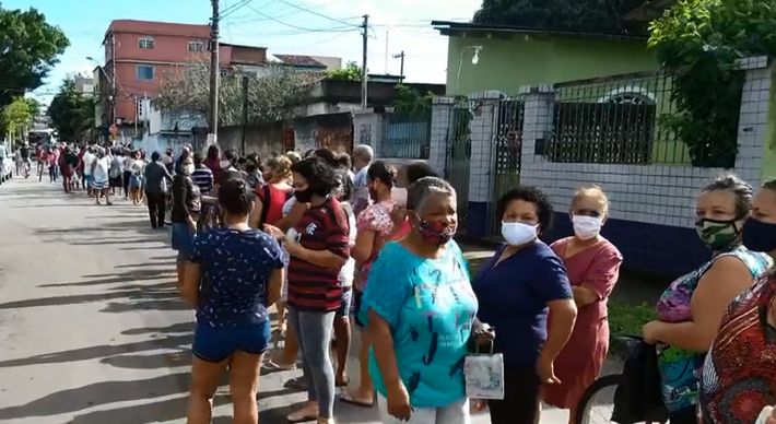 São centenas de pessoas aguardando atendimento para agendar uma consulta médica na unidade de saúde do bairro nesta segunda-feira (26). Algumas chegaram ao local no início da madrugada