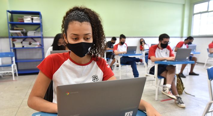 Nas duas primeiras semanas de aulas presenciais, com as turmas do ensino médio, apenas 15% dos estudantes da rede compareceram