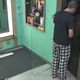  Lucas Selfie urina em porta na sede de 'A Fazenda 12'