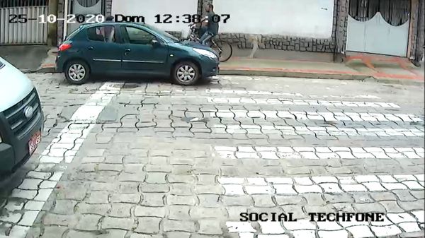 Mulher é assaltada por criminoso de bicicleta em Itapuã