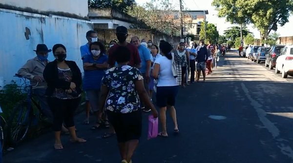 Procura por marcação de consultas faz fila dobrar o quarteirão no bairro Vale Encantado, em Vila Velha