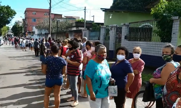 Procura por marcação de consultas faz fila dobrar o quarteirão no bairro Vale Encantado, em Vila Velha