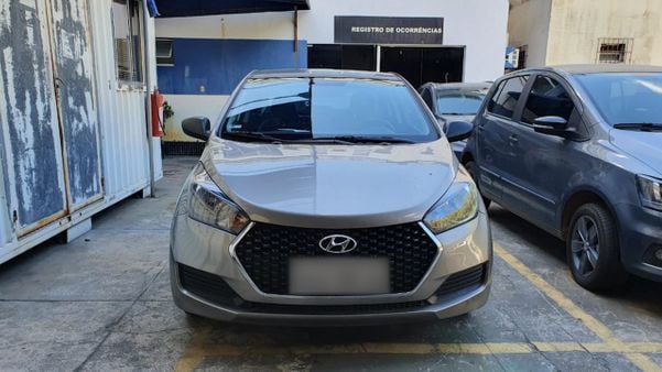 Carro modelo HB20 prata que foi roubado pelos criminosos
