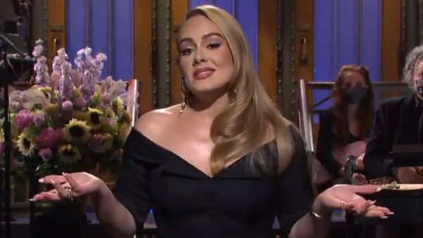  Adele fez uma brincadeira sobre sua mudança de visual enquanto apresentava o 'Saturday Night Live'