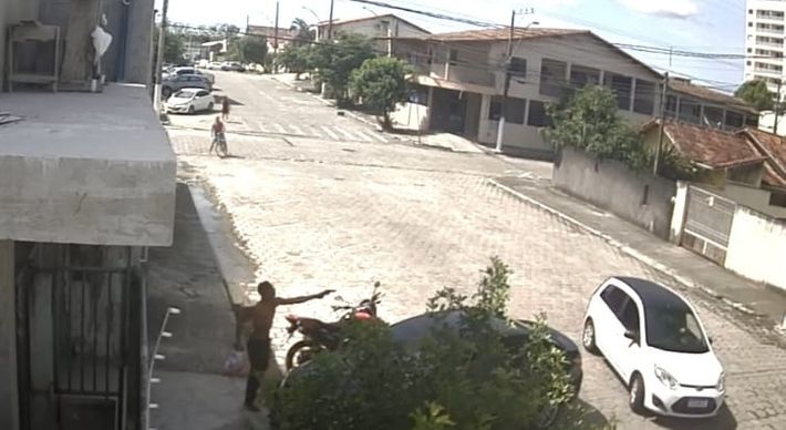De acordo com a Polícia Civil, homem que aparece armado nas imagens registradas por câmeras de segurança de uma casa teria tentado invadir um imóvel e depois conseguiu fugir. A polícia fez buscas, mas suspeito não foi localizado