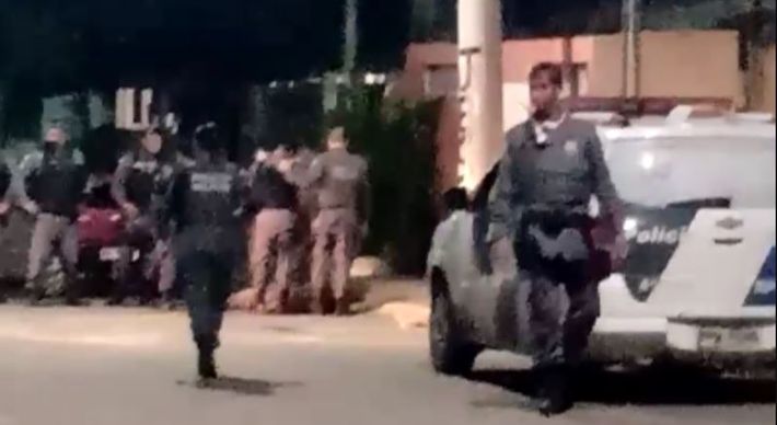Segundo a PM, policiais da Força Tática abordaram um veículo suspeito e um dos dois ocupantes – que estava no banco do carona – atirou contra os militares, que revidaram. Um homem foi preso e outro suspeito conseguiu fugir