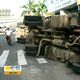 Caminhão tombou próximo ao Terminal de São Torquato por volta das 5h desta segunda-feira (27)