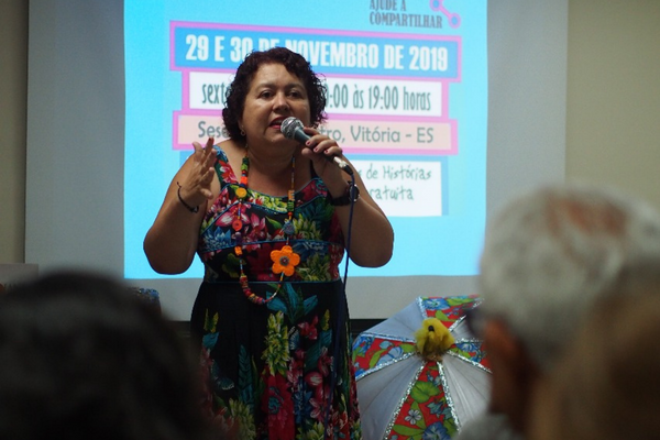 A organizadora do Encontrão de Contadores de Histórias no ES Sandra Freitas conta histórias há 15 anos