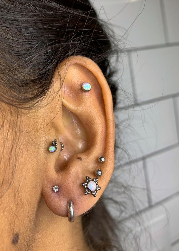 A tatuadora Cinthia Gonçalves adora seus brincos e piercings na orelha