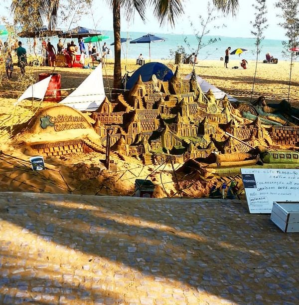 Marcos dorme ao lado das próprias esculturas e sobrevive das doações que recebe por Arquivo pessoal