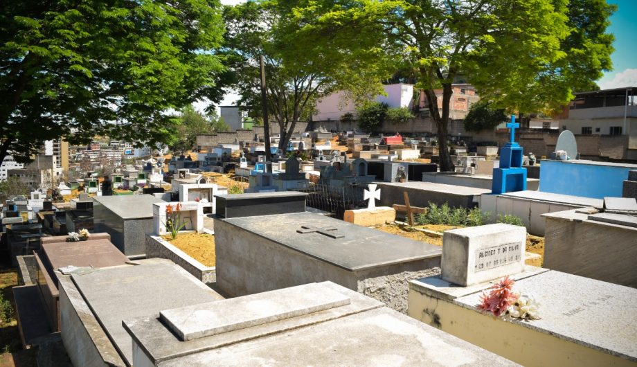 Em algumas cidades, os cemitérios abrem para visitação a partir das 7h. Prefeituras informam que intensificaram os serviços de limpeza e manutenção nas áreas comuns dos locais